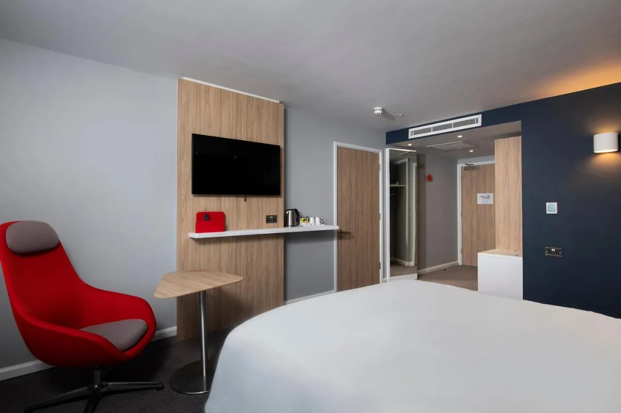 Holiday Inn Express Edinburgh City West By Ihg 3*,