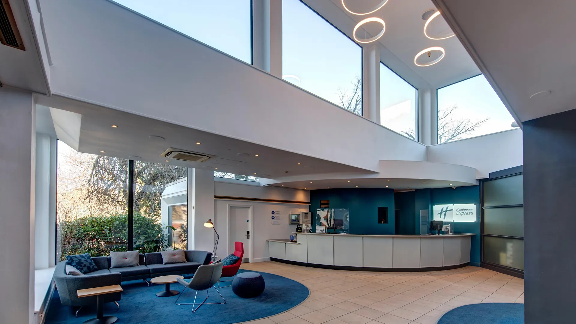 Holiday Inn Express Edinburgh City West By Ihg 3*,